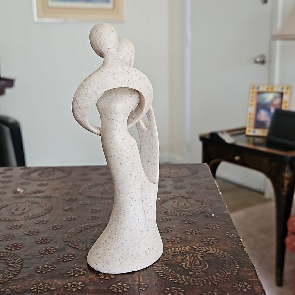 NWOT Modern sandstone resin lovers figurine - Picture 3 of 6
